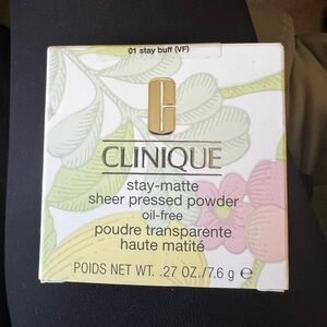 Clinique Stay-Matte Sheer Pressed Powder in Stay Buff